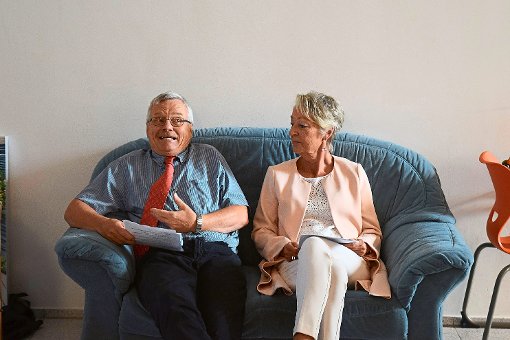 Johannes Todt und Petra Conrad sitzen auf der Couch und tauschen Gedanken über ein erfülltes Berufsleben aus. Foto: Hettich-Marull Foto: Schwarzwälder-Bote