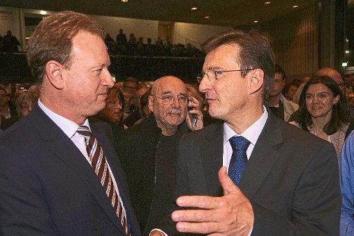 Auch Kontrahent Klaus Kirchmann (rechts) gratulierte Jan Zeitler zum Wahlsieg. Foto: Schwarzwälder-Bote