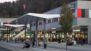 Das Einkaufszentrum Activ-Arkaden steht direkt an den Bushaltestellen des Horber Bahnhofs. Hierhin war die Feuerwehr am frühen Morgen des 5. Dezember zweimal wegen Fehlalarm ausgerückt. Foto: Jürgen Lück