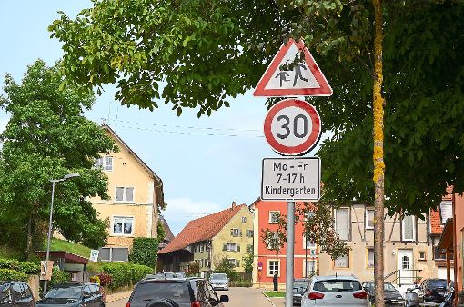 Tempo 30 gilt neuerdings im Bereich des Öfinger Kindergartens, was den Verkehrsteilnehmern mit zusätzlich angebrachten Schildern angezeigt wird.  Foto: Kaletta Foto: Schwarzwälder-Bote