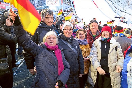 Herbert Noe (Zweiter von rechts) und ein Teil seiner Begleitung beim Qualifikationsspringen der Vierschanzentournee im Skistadion in Oberstdorf inmitten der zahlreichen Zuschauer.   Foto: Schabert Foto: Schwarzwälder-Bote