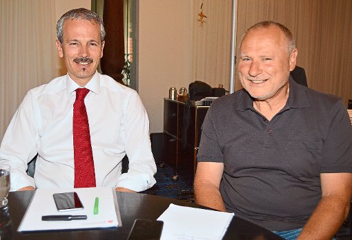 Bürgermeister Thomas Haas (links) und Berater Roman Hadjio können im Bereich der medizinischen Versorgung in Schiltach einen Erfolg verbuchen. Foto: Herzog Foto: Schwarzwälder-Bote