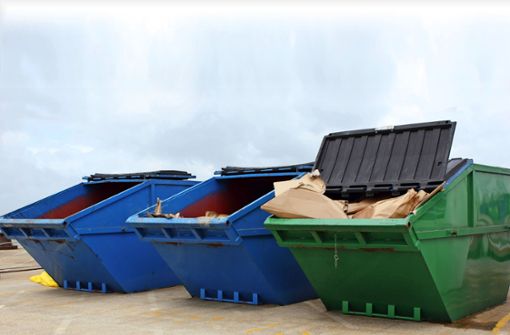 Ein Auslaufmodell: Noch müssen Nutzer von Recyclinghöfen ihren Müll nach oben in die Container-Öffnung wuchten. Foto: © markim – Stock.Adobe.com