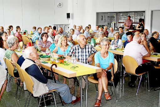 Die ehemaligen Stadtmitarbeiter sitzen im Heselwanger Vereinsheim und verfolgen die Vorträge interessiert.  Foto: Stadt Foto: Schwarzwälder-Bote