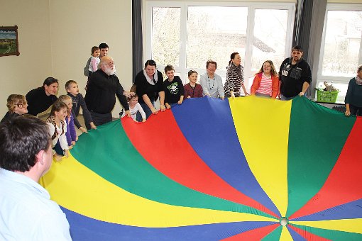 Beim   Familiennachmittag wurden  die Kommunionkinder von Pfarrer Erwin Müller bei Spiel und Spaß, hier mit dem Fallschirm, auf ihren großen Tag  vorbereitet.   Foto: privat Foto: Schwarzwälder-Bote