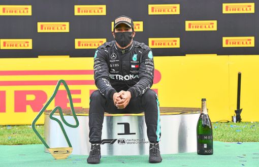 Die Einsamkeit des Siegers in Coronazeiten: Lewis Hamilton genießt seinen Triumph. Foto: Klamar