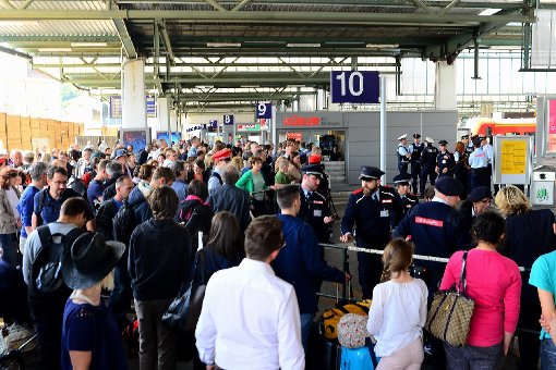 Tag 1 nach dem Bahnstreik: Am Stuttgarter Hauptbahnhof waren ICEs dermaßen überfüllt, dass sie nicht mehr weiterfahren konnten.  Foto: www.7aktuell.de |