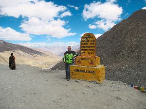 Beeindruckende Szenen und Landschaften erlebt Martin Dieterle aus Bräunlingen auf einer Motorradtour durch Nordindien und über das Himalayagebirge. Bis auf 5600 Meter Höhe führt die Strecke. Foto: Schwarzwälder-Bote