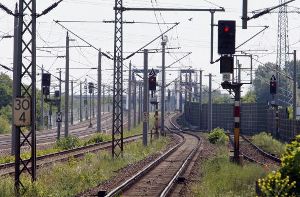 Spielende Kinder im Gleisbereich zwischen Schorndorf und Schorndorf-Weiler haben am Mittwoch den Zugverkehr blockiert und die Polizei auf den Plan gerufen. (Symbolfoto) Foto: dpa