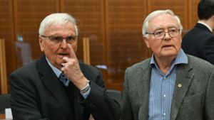 Theo Zwanziger (l), früherer DFB-Präsident, und Horst R. Schmidt, früherer DFB-Generalsekretär, bei der Fortsetzung im Sommermärchen-Prozess. Foto: Arne Dedert/dpa/POOL/dpa