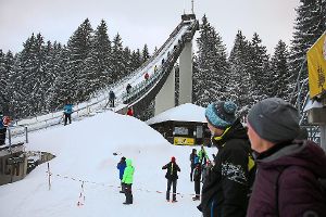 Alle paar Meter steht ein Helfer mit einem starken Laubbläser, der die Anlaufspur des Sprungturms von Schnee befreit.  Fotos: Kommert Foto: Schwarzwälder-Bote