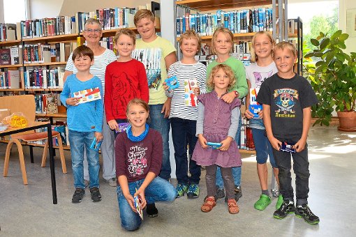 Die Preisträger der Leseclubaktion  Heiß auf Lesen und die Leiterin der Stadtbücherei Karin Völkle freuen sich über die  Gutscheine. Foto: Wagner Foto: Schwarzwälder-Bote