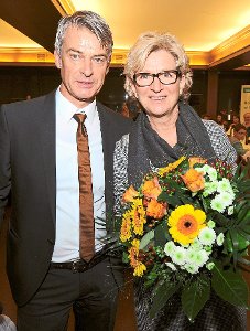 Sie freuen sich über den großen Erfolg der Aktion: Chefredakteur Martin Wagner und Sigrid Haizmann von der  Hochdorfer Kronenbrauerei. Foto: Schwarzwälder-Bote