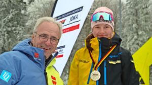 Jana Duffner mit Manfred Kuner, dem Präsidenten des Schwarzwälder Skiverbandes. Foto: Junkel