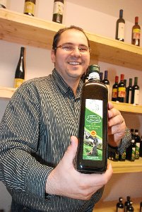 Es heißt wie sein Onkel: Bruno Mottillo. Michele Mottillo bringt das Olivenöl in deutsche Küchen. Foto: Spitz Foto: Schwarzwälder-Bote