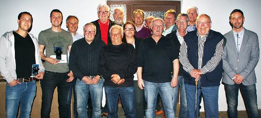 Erfolgreiche Sportler und der neu formierte Vorstand der Sportfreunde Bitz Foto: Schwarzwälder-Bote