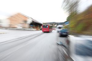 Eine Autofahrerin wollte einem Linienbus ausweichen und ist dabei von der Straße abgekommen. Symbolbild.  Foto: Schulz