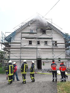 Einen Schwelbrand hatte die Feuerwehr in Bösingen schnell im Griff.  Foto: Hölsch