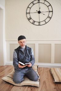 Beten im eigenen Gebetsraum: Muharrem Cetin lebt und wirkt in Straßberg. Foto: Holbein