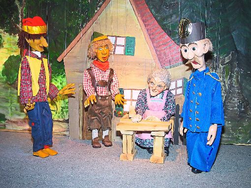 Mit Marionetten spielt das Theater Karibum das Stück Räuber Hotzenplotz nach.  Foto: May Foto: Schwarzwälder-Bote