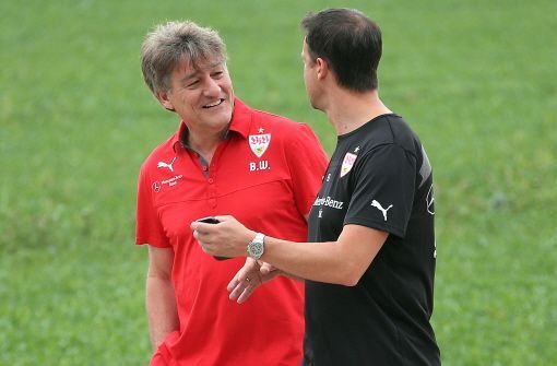 Intensiver Austausch: Bernd Wahler (links) und Fredi Bobic wollen den VfB voranbringen. Was der Präsident über Transfers in diesem Sommer denkt, erfahren Sie in unserer Bildergalerie. Klicken Sie sich durch! Foto: Pressefoto Baumann