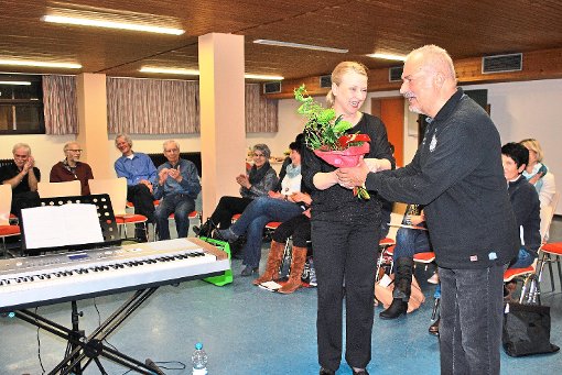 Mit einem Strauß begrüßte Wolfgang Scheuermann als Vorsitzender von The Voices die neue Chorleiterin Salome Tendies bei der Probe im Bürgerhaus Langenbrand. Foto: Fisel Foto: Schwarzwälder-Bote