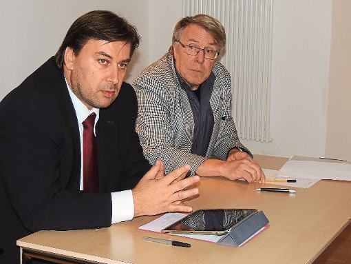 Ralf Glück und Moderator Rudolf Winker (von links) stellten sich den Fragen der Teilnehmer des Bürgerforums im Villinger Abt-Gaisser-Haus.  Foto: Bombardi Foto: Schwarzwälder-Bote