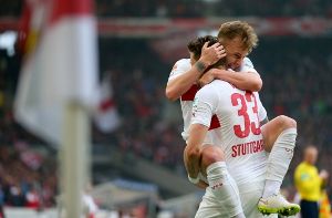 Spielentscheidendes Duo: Maxim und Ginczek bejubeln  den VfB-Sieg. Foto: Getty