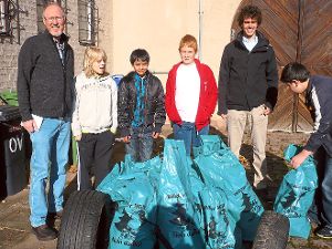Beim Stammheimer  Ortsvorsteher Patrick Sekinger (Zweiter von rechts) wurde der  gesammelten Abfall abgegeben. Foto: Seeäckerschule Foto: Schwarzwälder-Bote