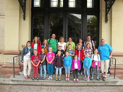 Die Bläserklassenleiterin Simone Schlosser (links) besucht mit ihrer BK-Bande und weiteren Begleitpersonen das Toccarion in Baden-Baden. Foto: Baur Foto: Schwarzwälder-Bote