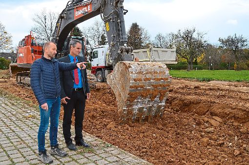 Bernd Ohnmacht zeigt Bürgermeister Markus Huber, welche Arbeiten gemacht werden.  Foto: Cools Foto: Schwarzwälder-Bote