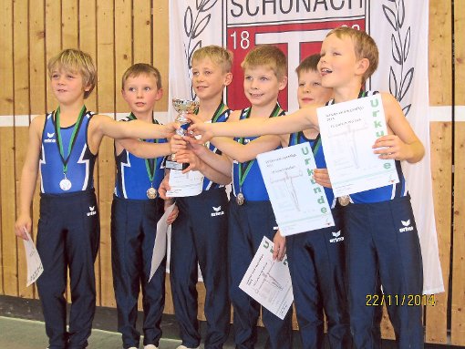 Alle für einen: Die stolzen E-Junioren der TG Gutach/Wolfach mit dem Pokal der Schülerliga. Foto: Heinzmann Foto: Schwarzwälder-Bote