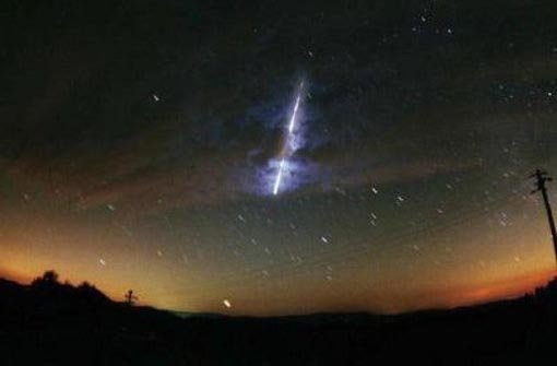 Bei dem Lichtball von Sonntagabend handelt es sich offenbar um einen Meteor (Symbolbild).  Foto: dpa