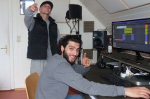 Günti (links) und XL in ihrem kleinen Studio im Dachgeschoss des Villinger Jugendhauses K3. Foto: Terkowsky