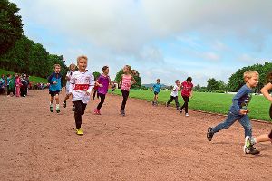 Laufen für den guten Zweck – die Grundschüler waren mit großem Einsatz bei der Sache.  Foto: Schwörer Foto: Schwarzwälder-Bote
