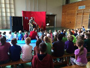 Das Clownstheater Ätschagäbele begeisterte 74 Grundschüler und die künftigen Erstklässler mit seinem Spiel. Foto: Schwarzwälder-Bote