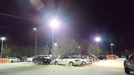 Die Zeit der dunklen Ecken ist vorbei: Der  Mitfahr-Parkplatz an der A 81 bei Zimmern hat jetzt eine  Beleuchtungsanlage. Das animierte am Wochenende sogar eine Strech-Limousine samt Besatzung zum längeren Verweilen.  Foto: Otto