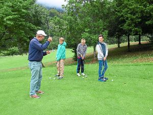 Robert Fischer erklärt den Bad Herrenalber  Ferienkindern Techniken des Golfspiels. Foto: Glaser Foto: Schwarzwälder-Bote