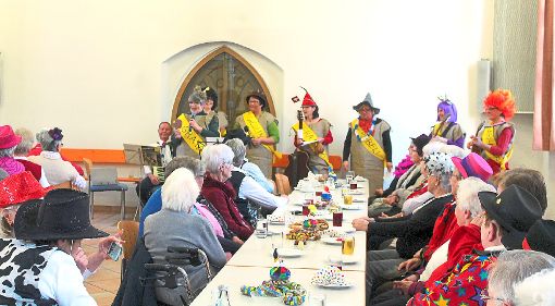 Tolle Kostüme und flotte Vorträge: Wellendinger Senioren wissen Fasnet zu feiern. Foto: Steidle Foto: Schwarzwälder-Bote