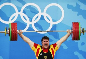 Der Herr der Ringe: Matthias Steiner wurde 2008 Olympiasieger im Gewichtheben, Superschwergewicht, in Peking – und bekannt durch seinen goldenen Gruß an seine verstorbene Frau. Foto: Archiv