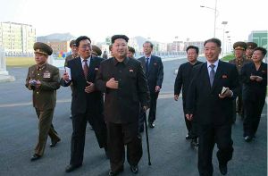 Kim Jong Un zeigt sich zum ersten Mal wieder der Öffentlichkeit. Mit Gehstock. Foto: YONHAP / Rodong Sinmun