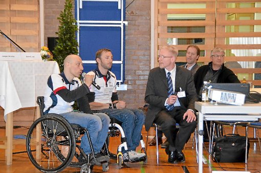 Die Rollstuhlfahrer Bernd Jost und Jürgen Winkler machten im Interview mit Mario Polzer (von links) deutlich, wie wichtig Mobilität im Alltag ist.                 Foto: Berufsförderungswerk