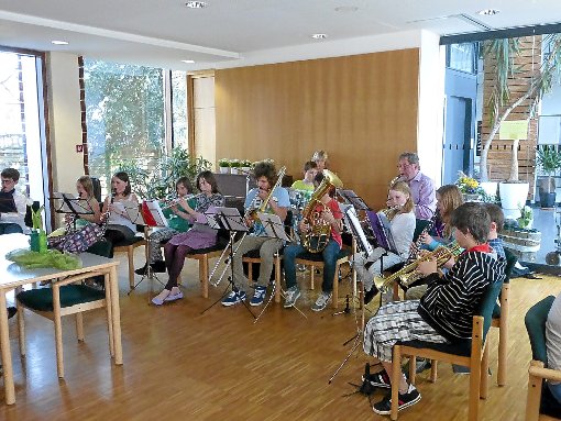 Mit einem gekonnten Auftritt sorgte die Schülergruppe des Musikvereins Locherhof im Haus am Adlerbrunnen für Unterhaltung.  Foto: Sozialgemeinschaft Foto: Schwarzwälder-Bote