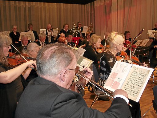 Dass Musik jung hält, bewiesen die Mitglieder des Seniorenorchesters Karlsruhe bei ihrem Auftritt im Kurhaus. Foto: Frommann Foto: Schwarzwälder-Bote