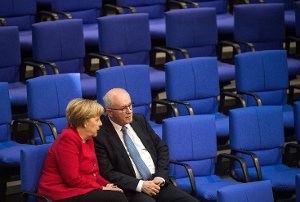 Als enger Vertrauter von Angela Merkel gilt Volker Kauder schon seit vielen Jahren. Foto: Kembowski