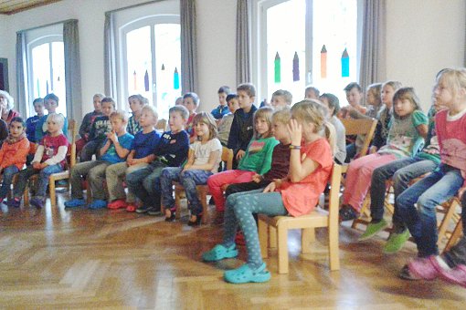 Gebannt lauschten die Kinder der Märchenerzählerin.  Foto: Schule Foto: Schwarzwälder-Bote