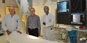 Ein gelungenes Krankenhausprojekt über Kontinente hinweg (von links): Florian Bea, Chefarzt für Kardiologie und der Altheimer Allgemeinmediziner Rainer Schach sind begeistert über die Arbeitsfreude des Praktikanten Blaise-Machel Bisabwa aus Burundi. Foto: Morlok