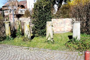 Die Säulen im Garten zwischen Kirche und Gemeindehaus von Rötenberg sind römische Originale. Foto: Wegner Foto: Schwarzwälder-Bote
