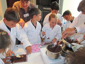 Böhringer Schüler aktiv: Wer möchte nicht einmal mit Schokolade etwas Leckeres herstellen?  Foto: Köhnen Foto: Schwarzwälder-Bote