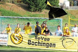 Lautstark und mit witzigen Gesängen  unterstützen die Fans der Bochinger Südkurve ihre Mannschaft, auch wenn die SpVgg am Sonntag die erste Niederlage hinnehmen musste. In Rottweil soll dies wieder anders werden. Foto: Schleeh